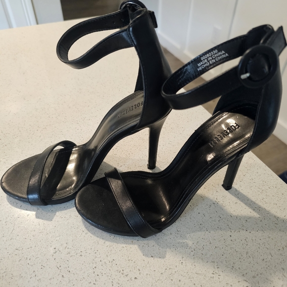 Black Strappy Heels Forever 21 - Picture 2 of 5